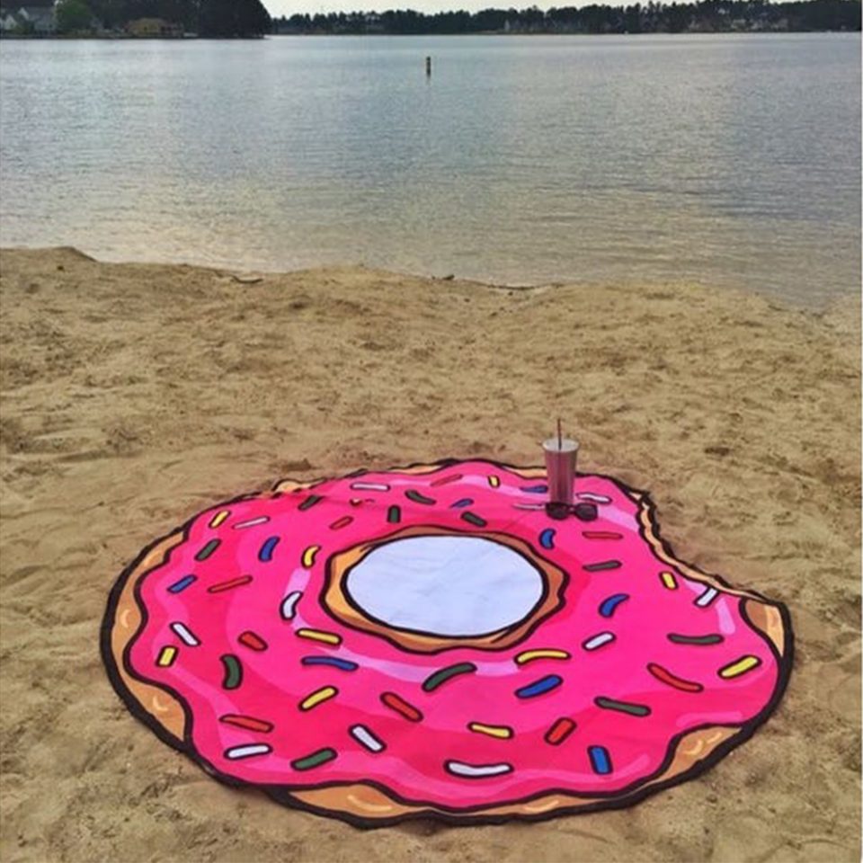 Toalla-de-playa-con-forma-de-donut,-BigMouth-4